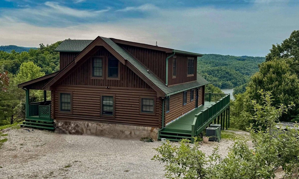 New Tazewell House | Cozy Home, Sleeps 21・Views・Hot Tub・Large Yard