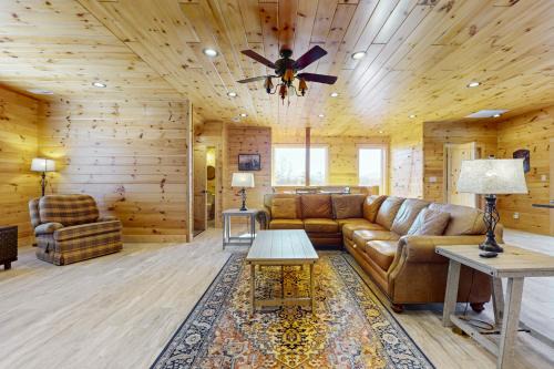 Sevierville House | Cozy Home W Lake Views Sleeps 4 Games Free Ticket
