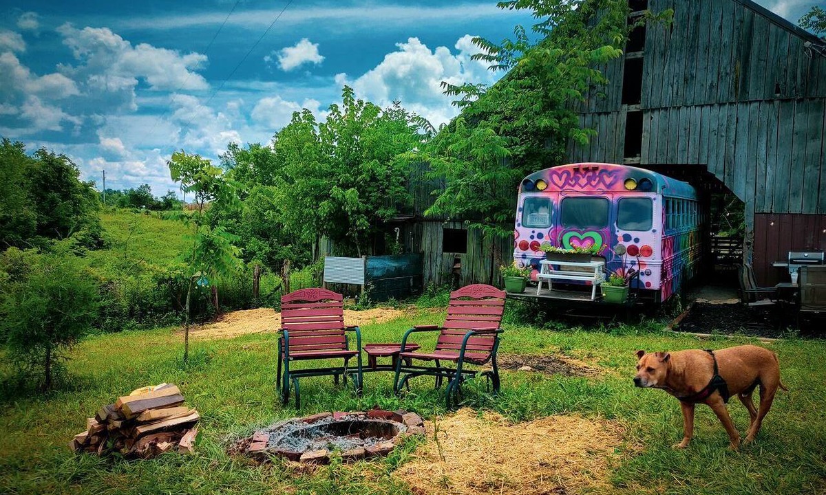 Brooksville House | Cozy Hot Tub “Love Bus” near Augusta, Kentucky