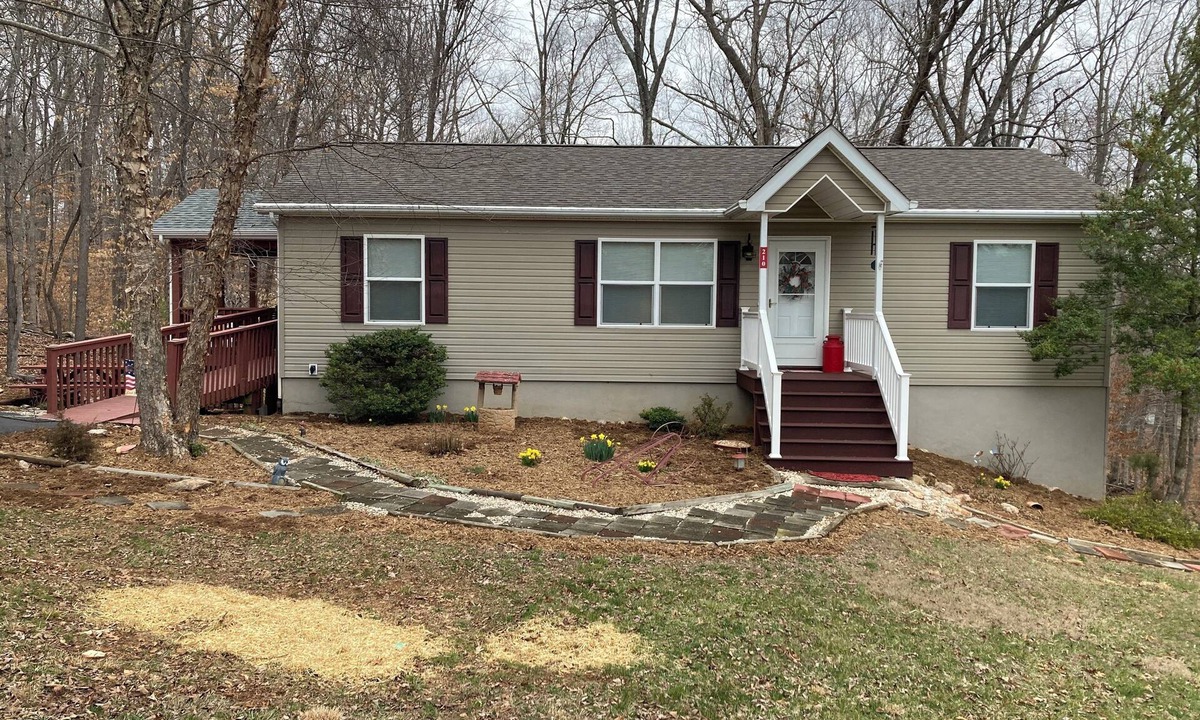 Moneta House | Cozy house in quiet SML community. Close to State Park, wineries, Bridgewater.