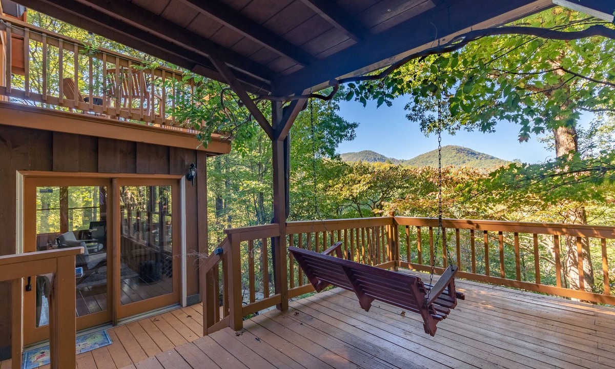 Highlands Cabin | ❤ Cozy Log Cabin w/Stunning View! Waterfall, 3 Fireplaces, Arcade, Stocked! 🏞