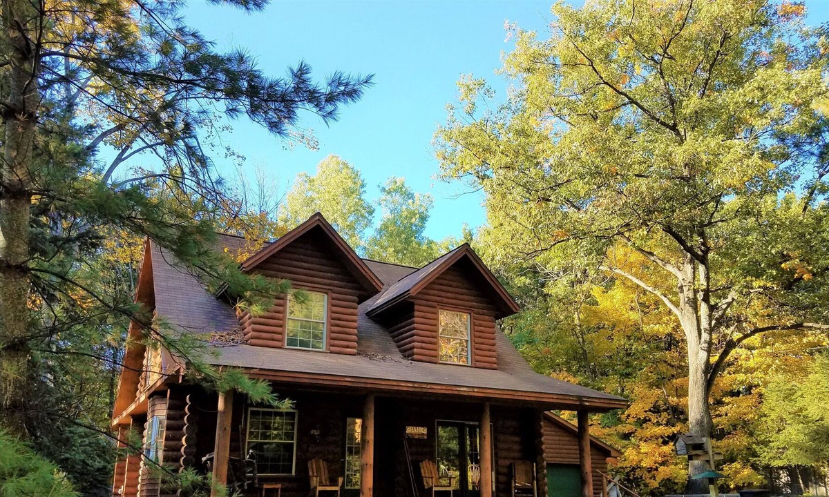 Honor Cabin | Cozy log home with lake access and near the Trading Post. Pet Friendly.