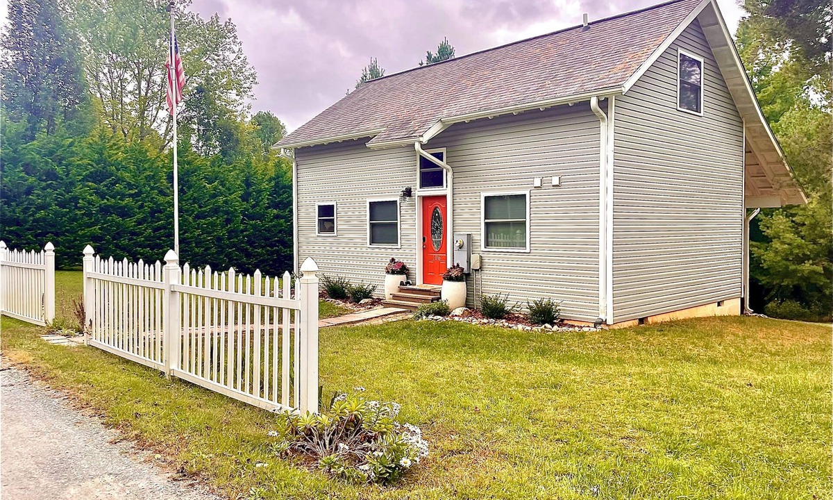 Glade Valley Cottage | Cozy Mountain Retreat directly off BlueRidge Parkway in beautiful Sparta, NC