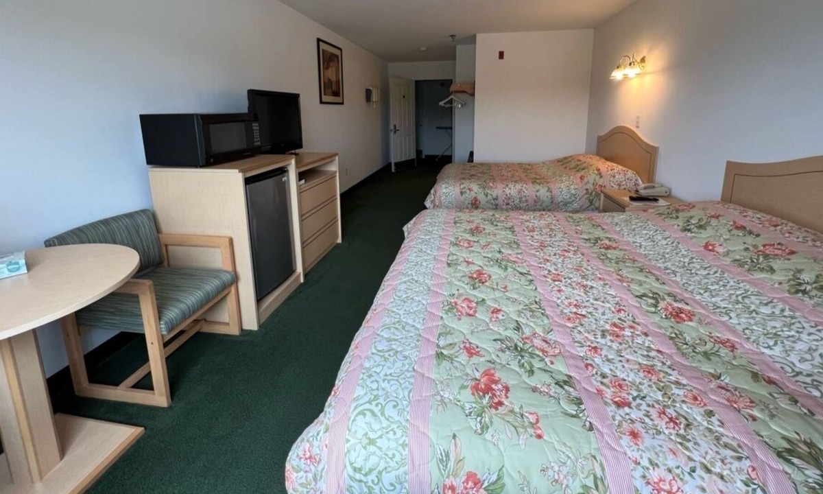 Red Bud Apartment | Cozy Petite King + Queen Suite in a Friendly Town!