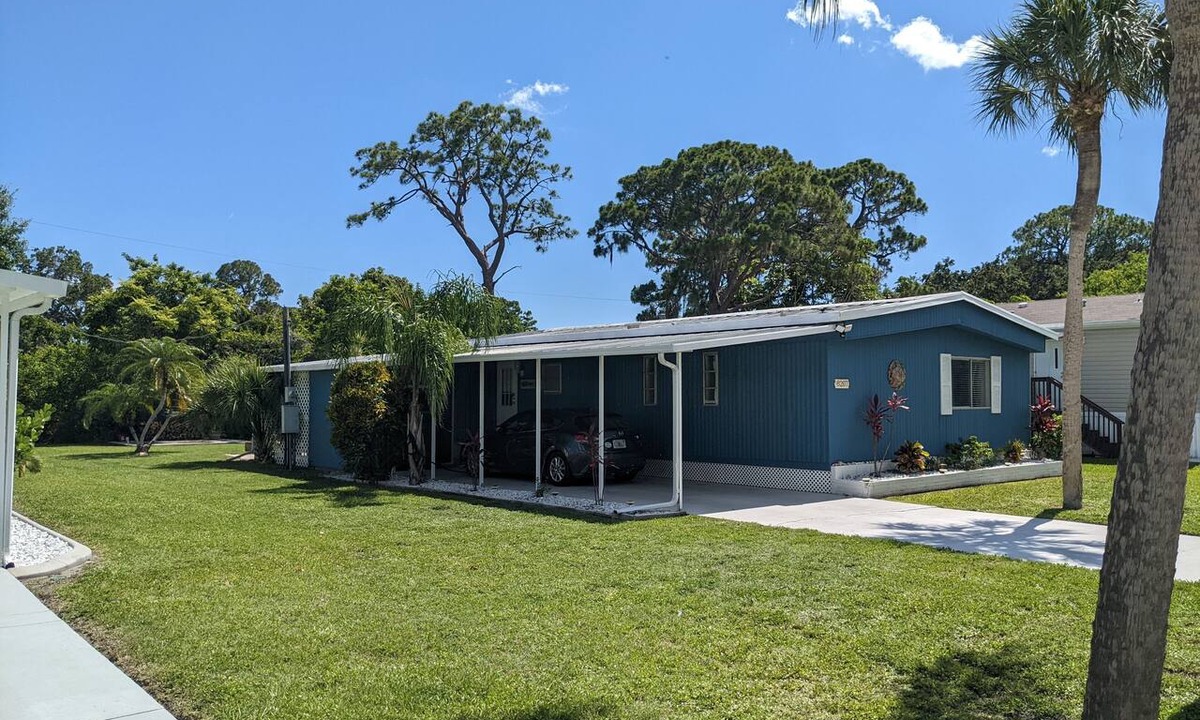 Grove City House | Cozy & quaint home just 10 min to beach Enjoy Spa/Hot tub