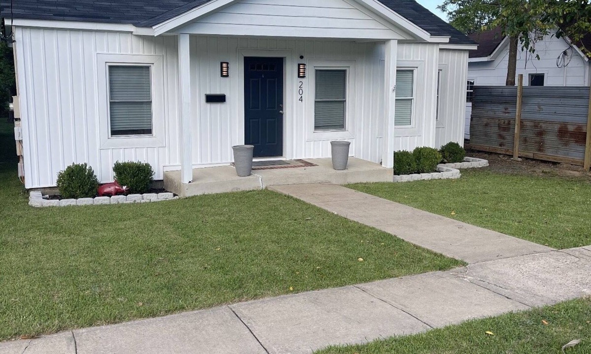 Mena Cottage | Cozy remodeled house 3 blocks from downtown.