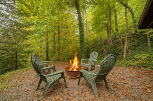 Robbinsville House | Cozy Robbinsville Cabin Views Covered Balcony