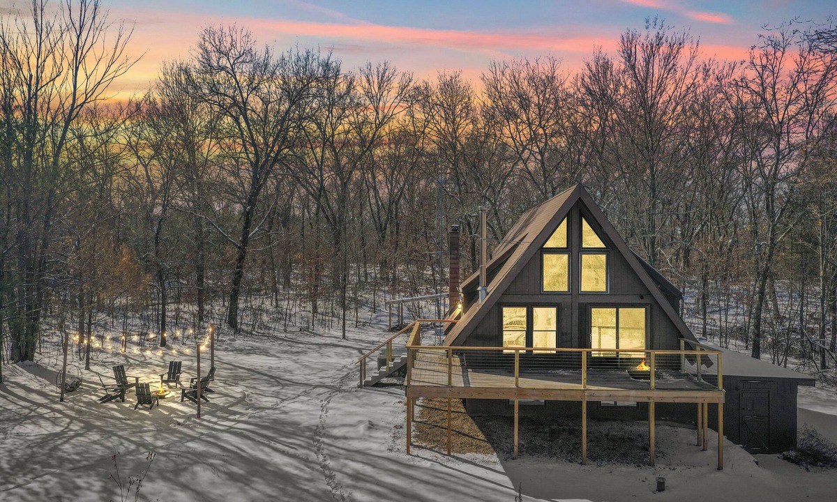 Mauston Cabin | Cozy Secluded A-Frame Cabin with Hot Tub & Fire Pit Near Dells & Mauston