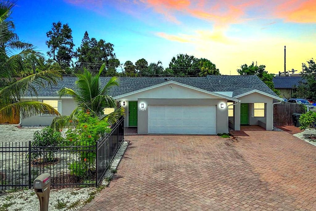 South Sarasota Apartment | Cozy Siesta Key 1BR 1BA 8 Min to Beach Sleeps 4