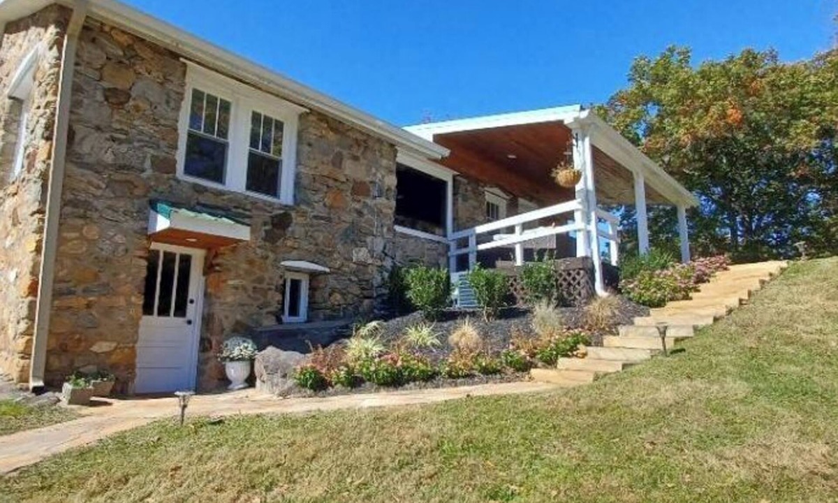Waynesville Apartment | Cozy, stylish, country studio minutes from downtown Waynesville.