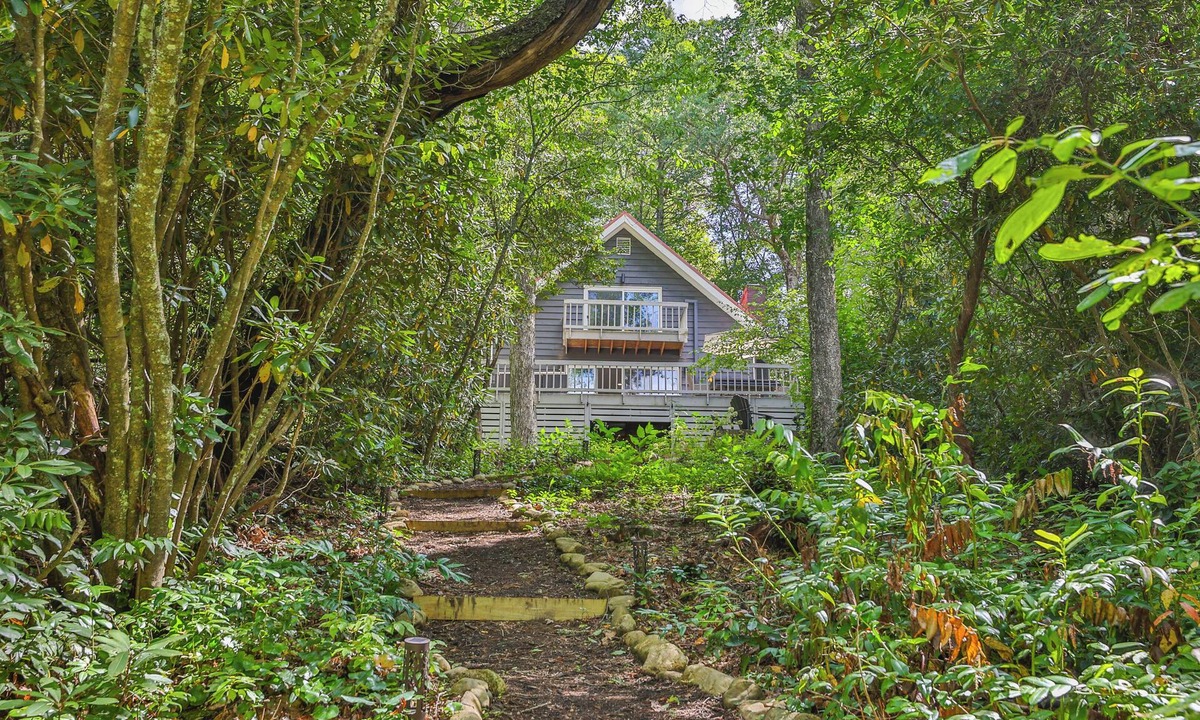 Mirror Lake Cottage | Cozy three bed home in Mirror Lake area just outside of a mile from downtown