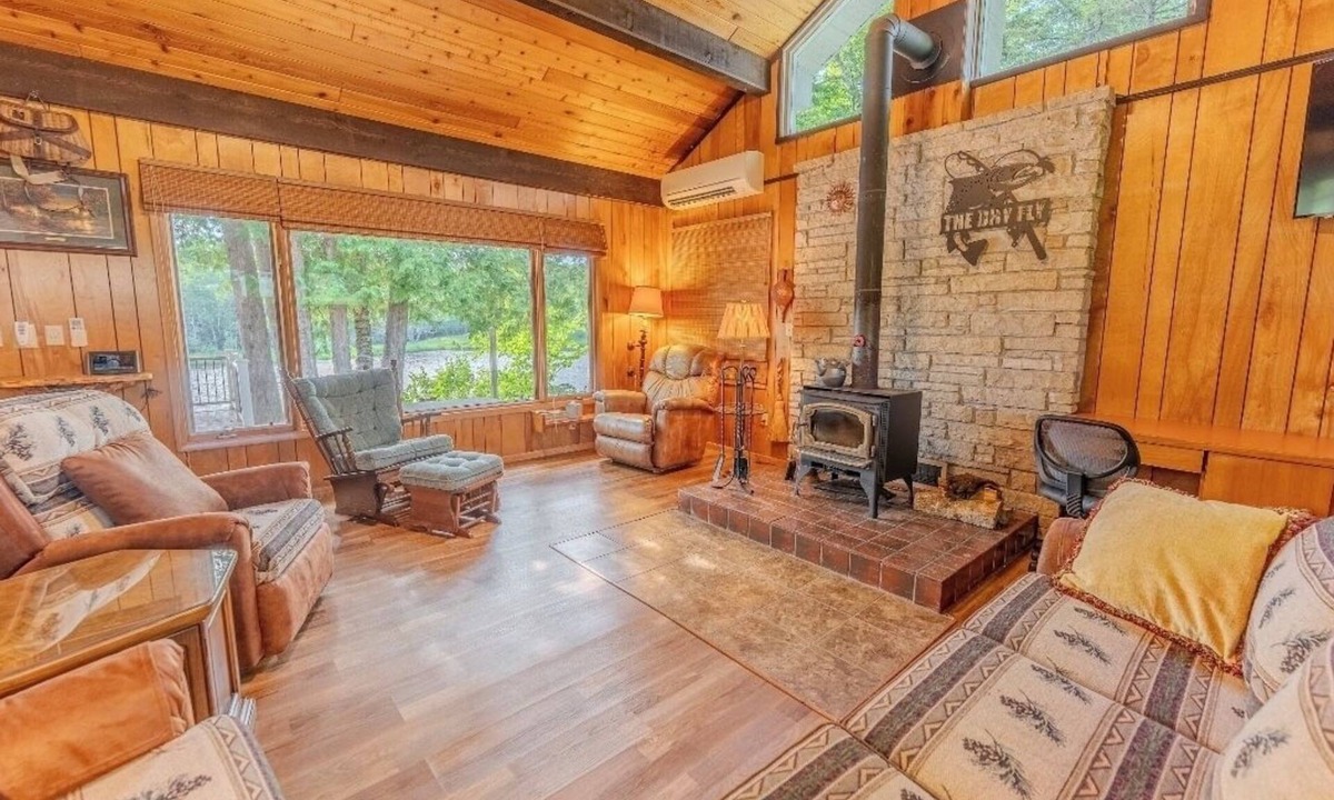 Cornell Cabin | Cozy UP River Cabin—Prime Spring Trout Fishing & Easy UP Exploring