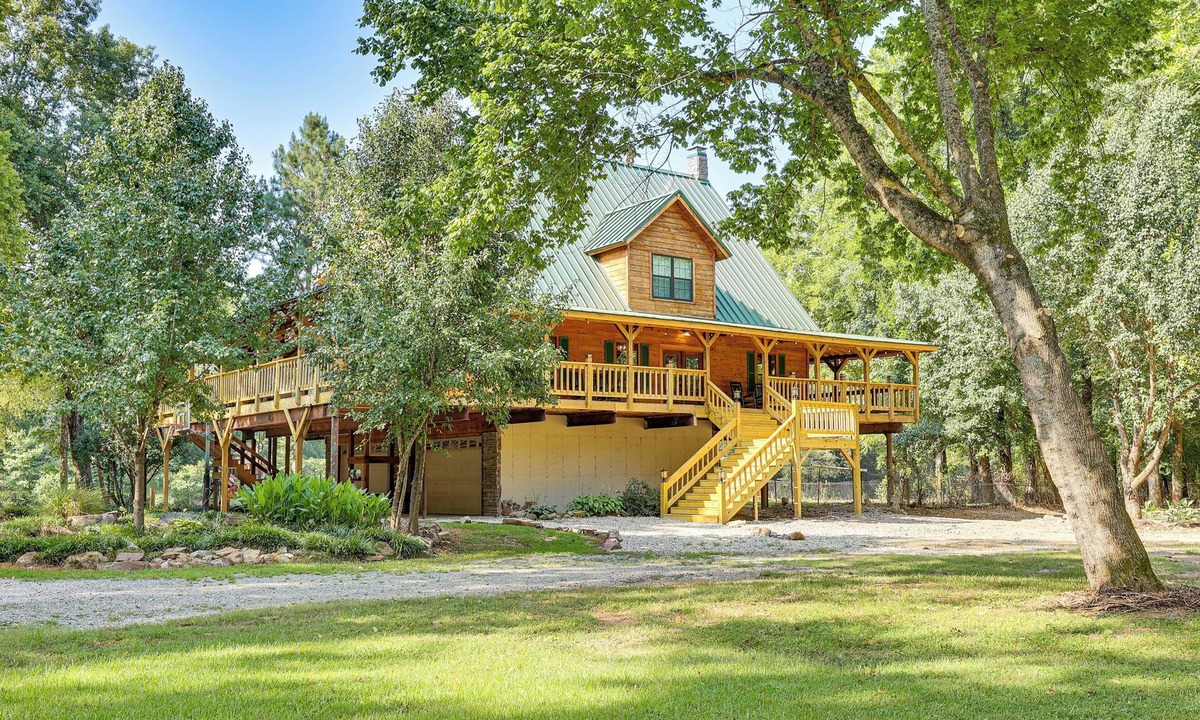 Royal Cottage | Creek Access, Games: Family-friendly Royal Retreat