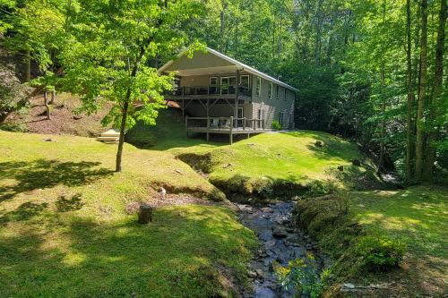 Franklin House | Creekside Cabin in Franklin ~ 8 Mi to Downtown!
