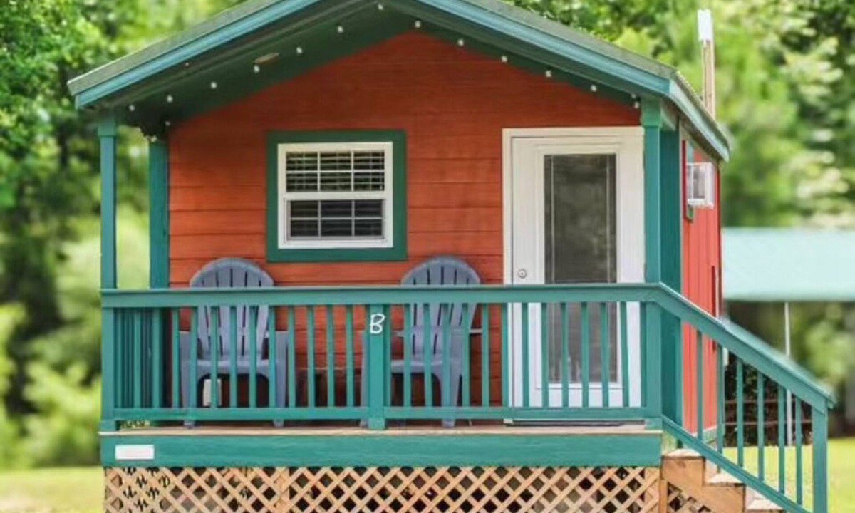 Chocowinity Cabin | Creekside Cabin steps away from Blount's Creek!