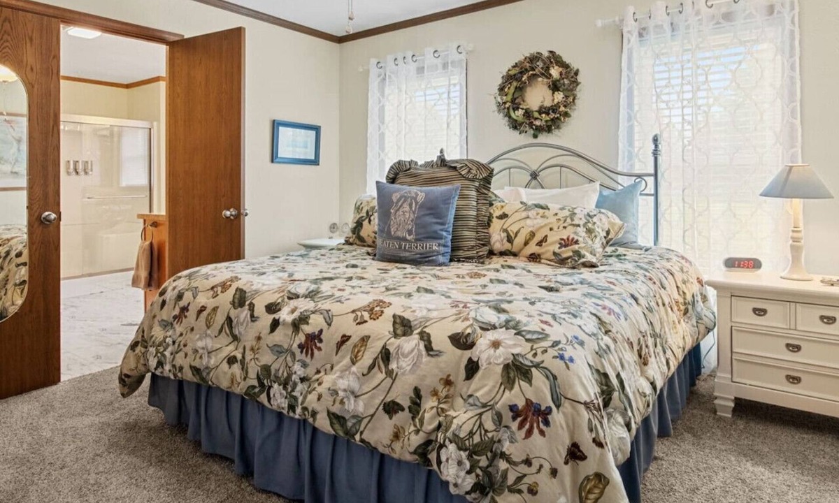 Delong House | Culver Lodge | 3BR/2BA, Near Lake Max & Academies