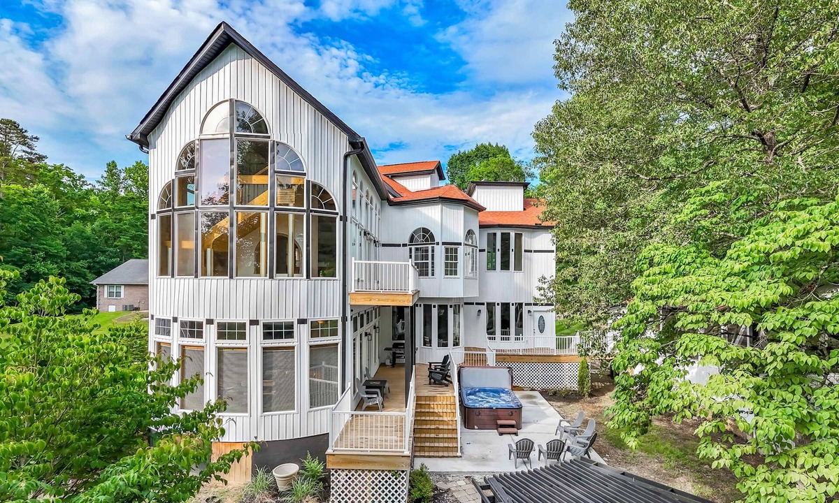 Rock Harbor House | Custom Norris Lake Home, Sleeps 14・No Wake Zone