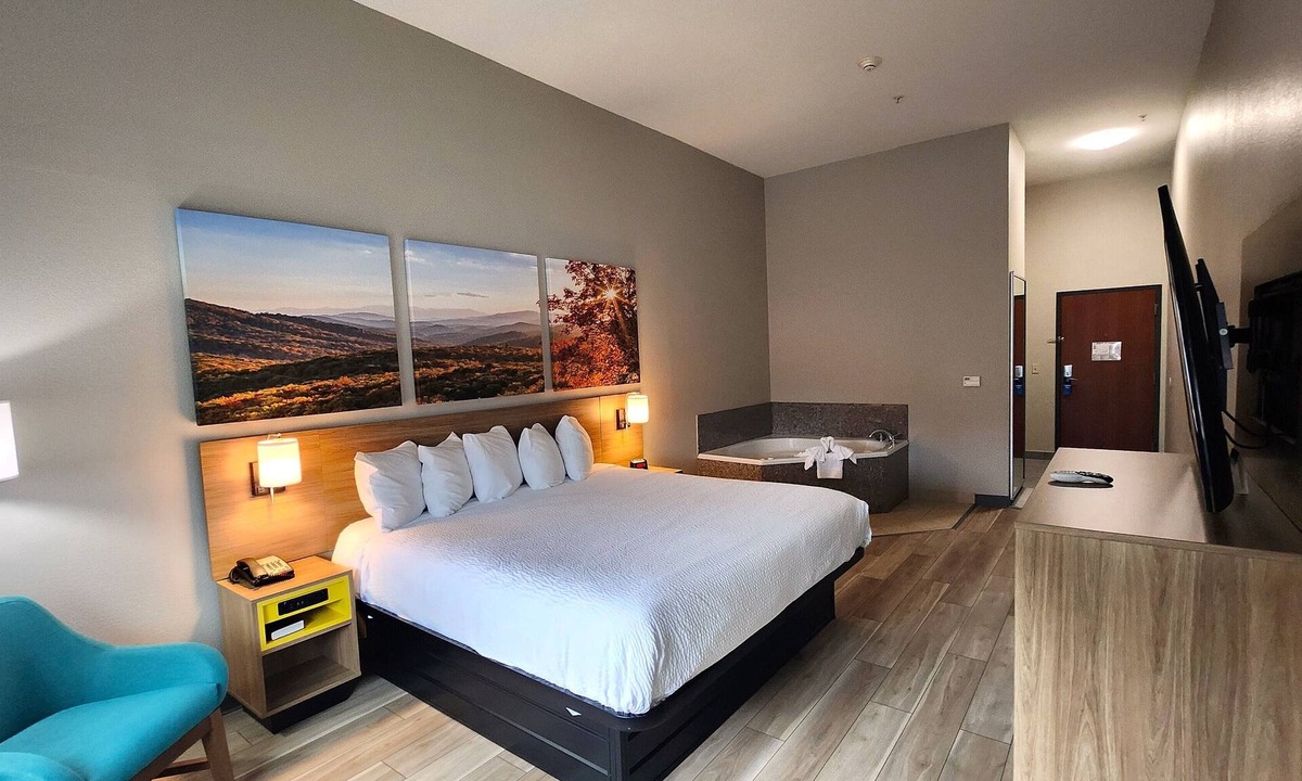 Russellville Hotel | Days Inn & Suites by Wyndham Russellville
