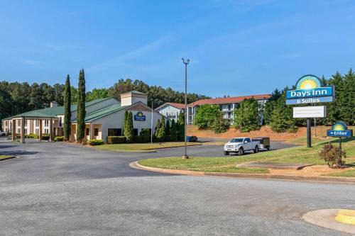 Peachtree Corners Hotel | Days Inn & Suites by Wyndham Peachtree Corners Norcross