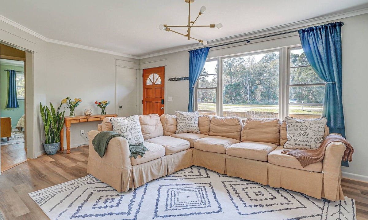 Myrtle Grove Cottage | Deck & Spacious Yard! Wilmington Gem on Half-Acre