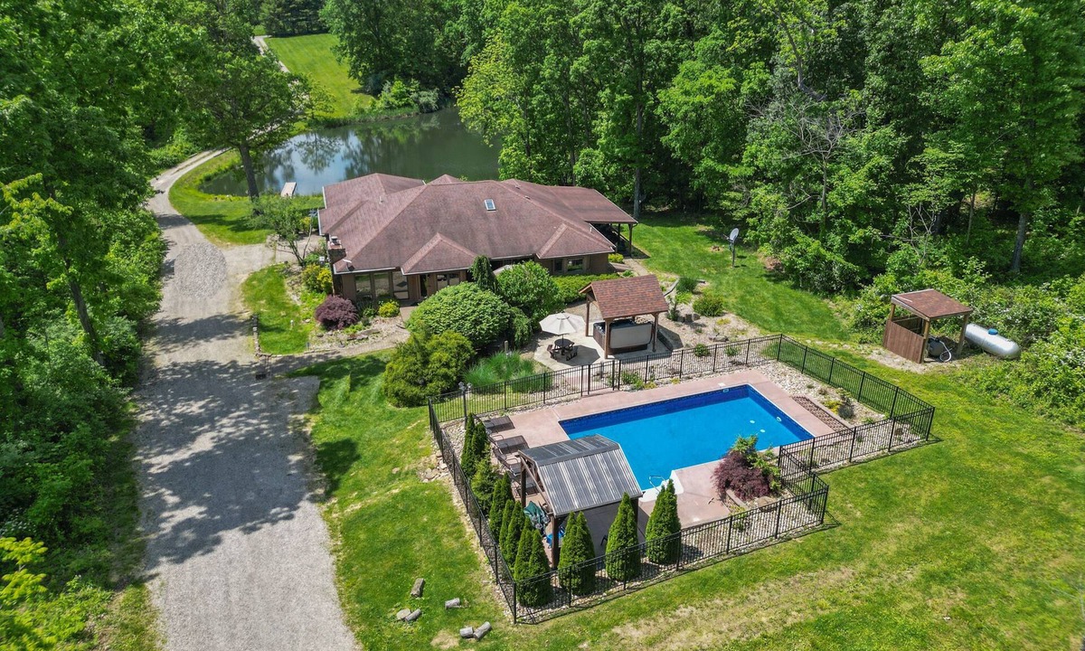 Laurelville Cabin | Deer Ridge Lodge | Hocking Hills, Sleeps 26, Pool