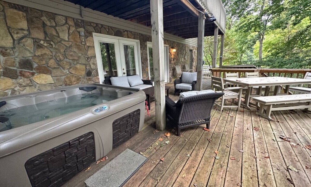 La Follette House | Deerfield Golf and Lakefront, hot tub, pet-friendly