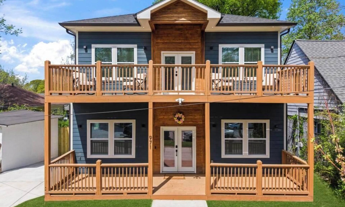 Atlanta House | Delightful 4 Bedroom Home with Hot Tub, Game Rm, Putt Putt,Near Mercedez Stadium