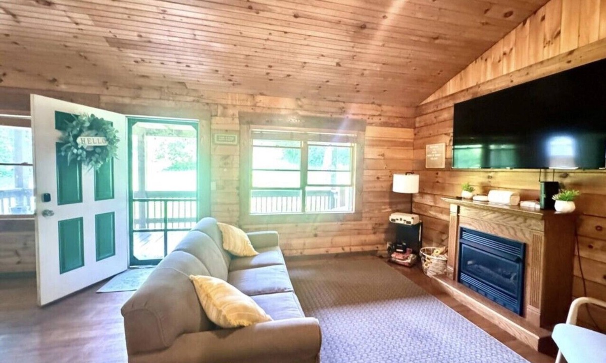 Canvas Cabin | Delightful cabin with Fireplace in charming Canvas