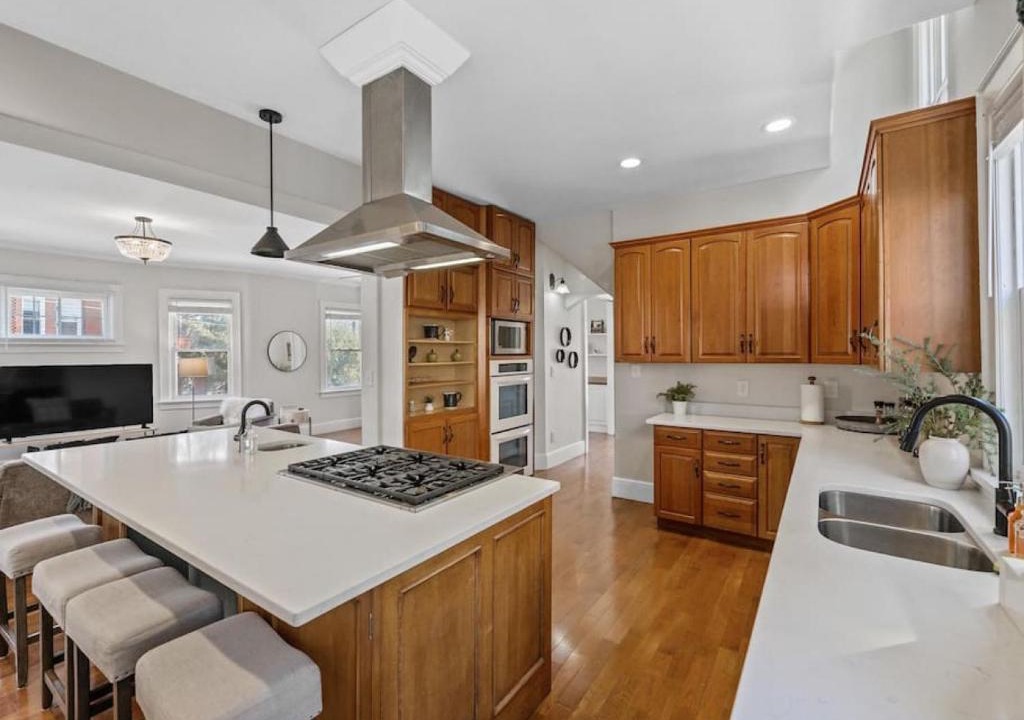 Mount Auburn House | Deluxe 6 Bedroom 3 Min to Downtown w 2-car Driveway