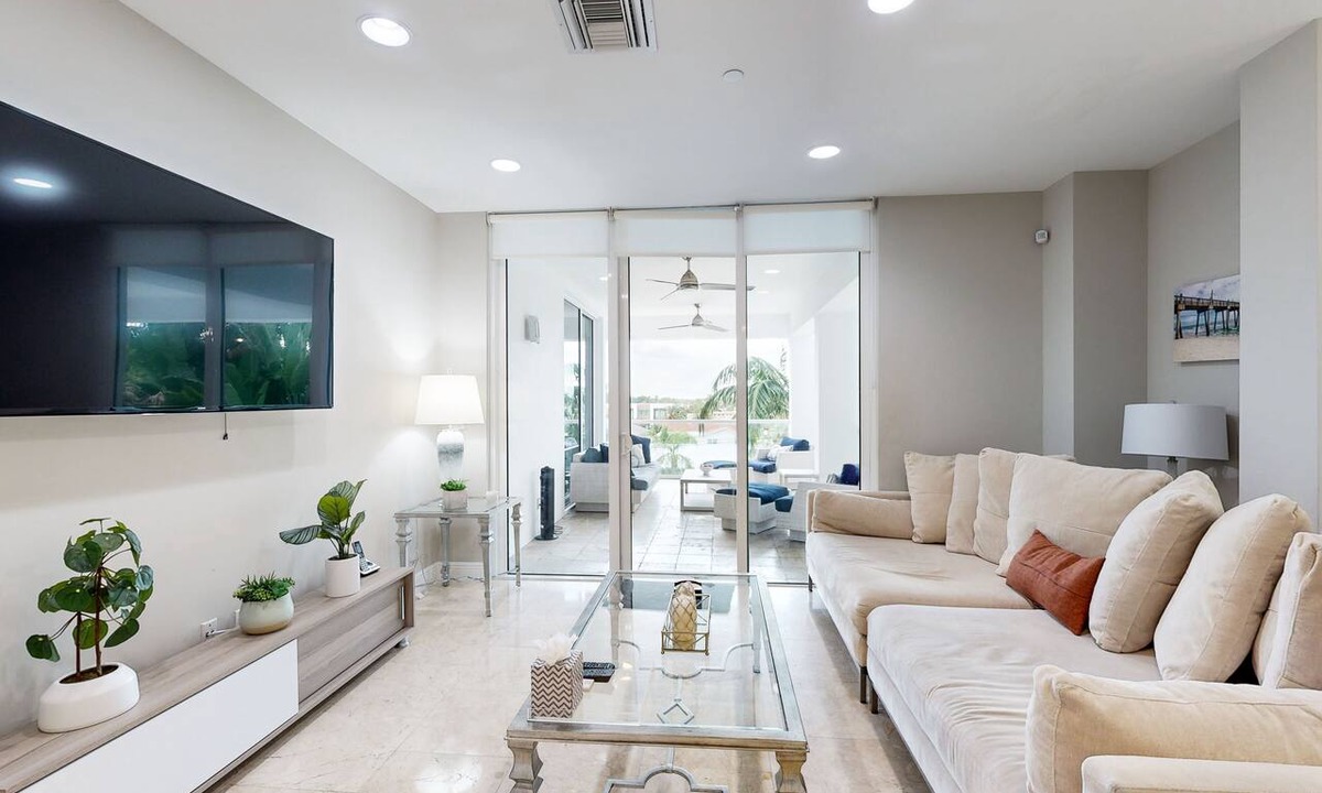 Deerfield Beach Condo | Designer All-Suite Beach Condo w/Infinity Pool & 3 Balconies
