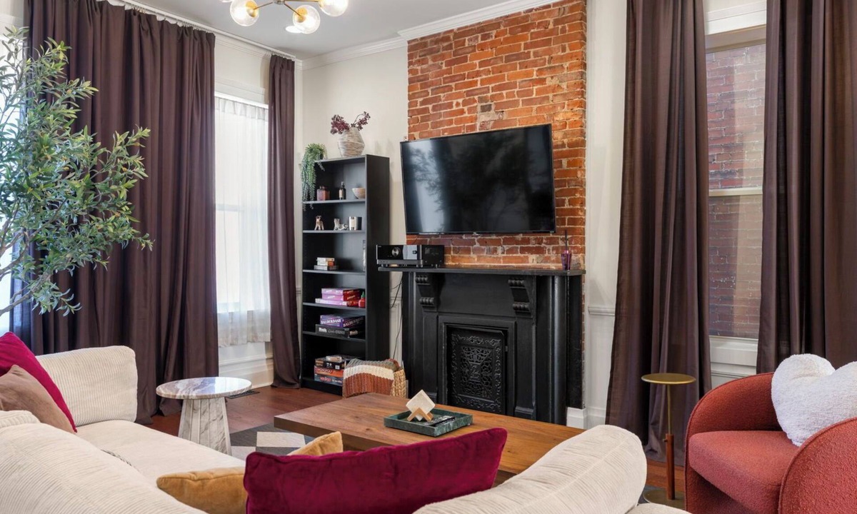 The Gate House | Designer Home + Hot Tub + EV Walk to Topgolf