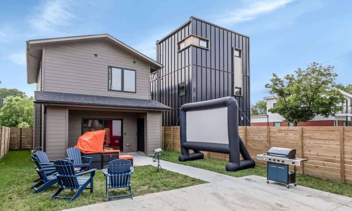 Detroit House | Detroit House: BBQ, Fire Pit, and Movie Yard