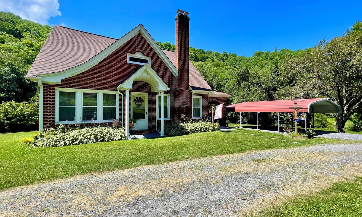 Creston House | Discount Summer Stays! Cozy, Family Friendly Riverside Farmhouse on Acreage!