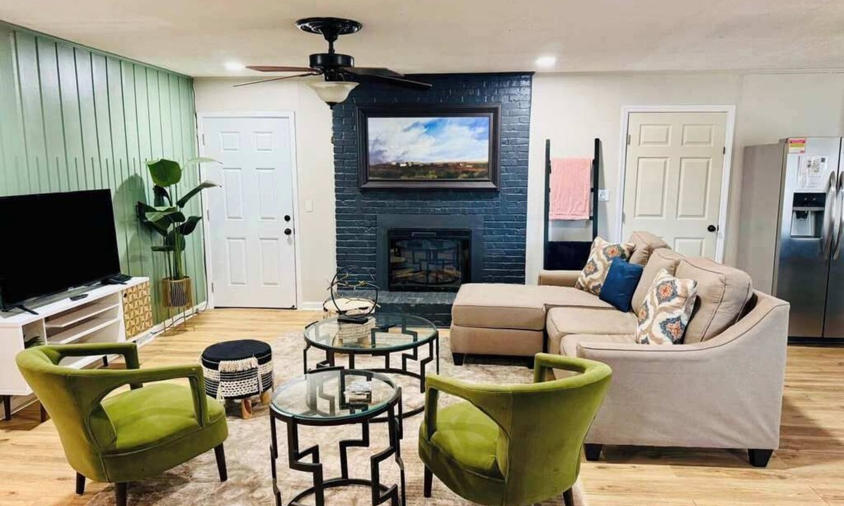 Decatur House | Displaced Families Ready | Sleeps 10 | Pets OK | EV Charger