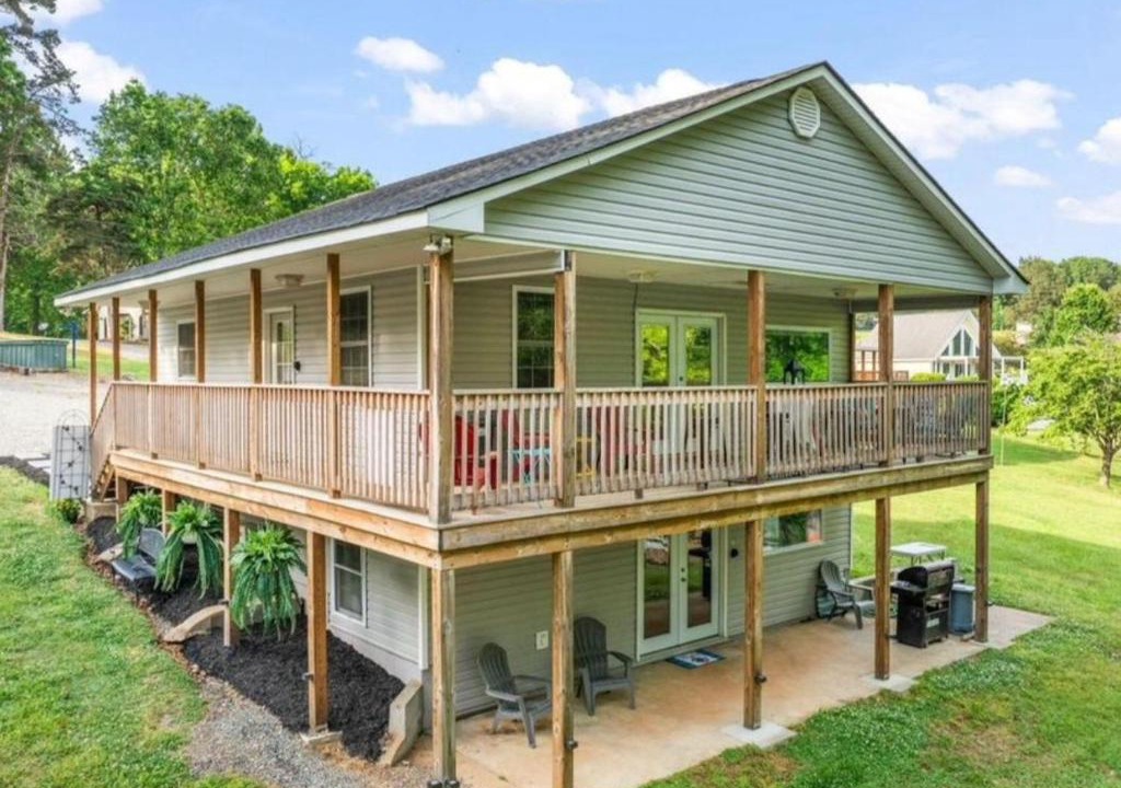 Clarksville House | Dockside Dreamz 1 with beach and dock