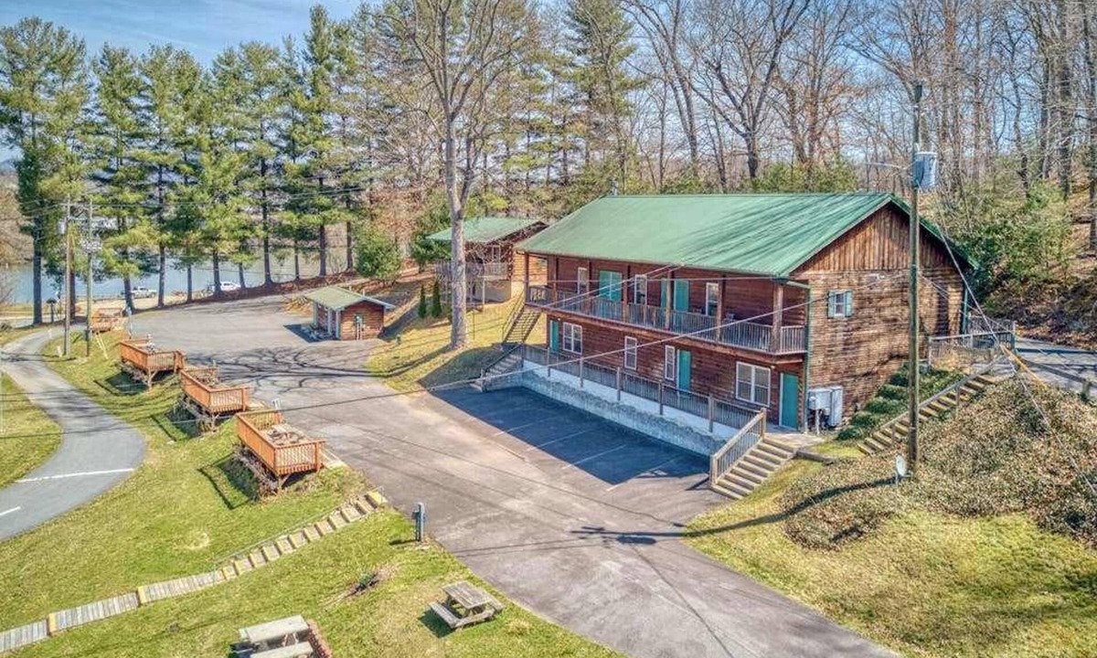 Waynesville Condo | Dog-friendly condo with on-site golf and lakeside pool - 500 ft. from the lake