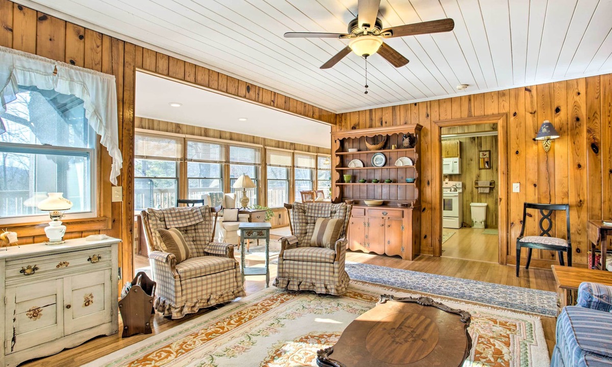 Hendersonville Cottage | Dog-friendly Hendersonville Cabin: Deck & Views
