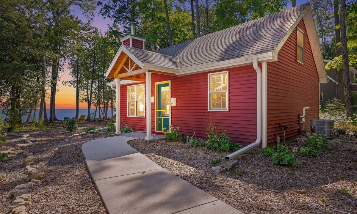 Sturgeon Bay Cottage | Door County Lake Michigan Cottage with Private Waterfront
