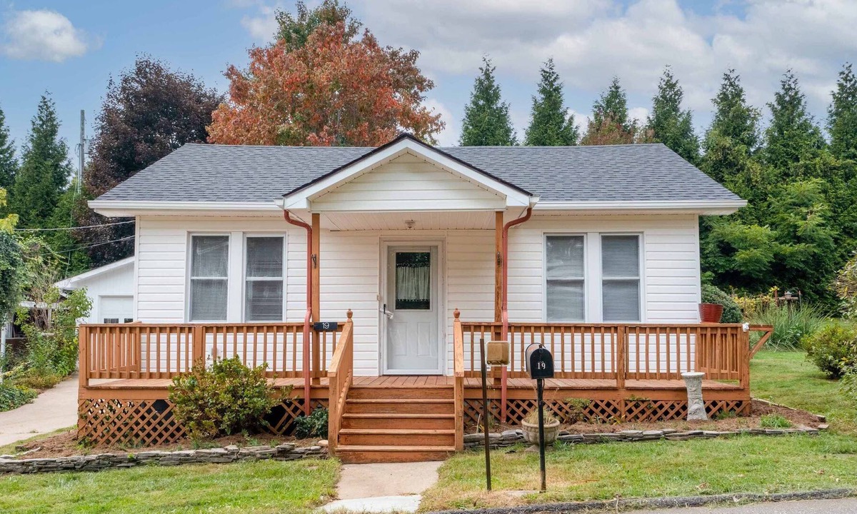 Burnsville Cottage | Downtown Burnsville, NC, Walk to everything from the property, Food, Bars, Music