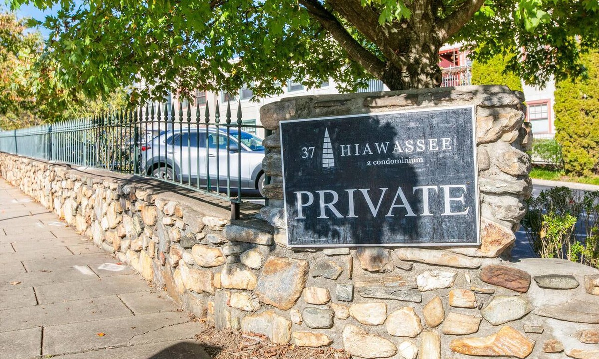 Downtown Asheville Condo | Downtown Condo! Walk Everywhere w/Assigned Parking and Laundry in Unit
