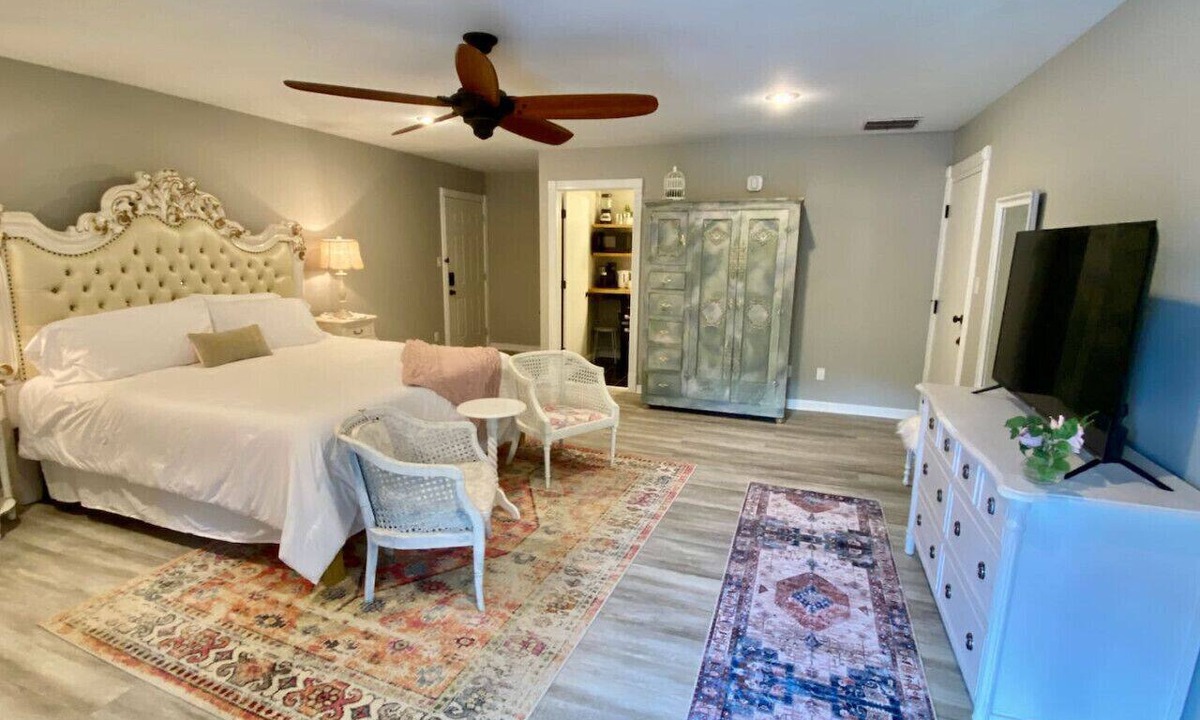 Eureka Springs Historic District Condo | Downtown+FreePark+Wifi Main St. Ste 201