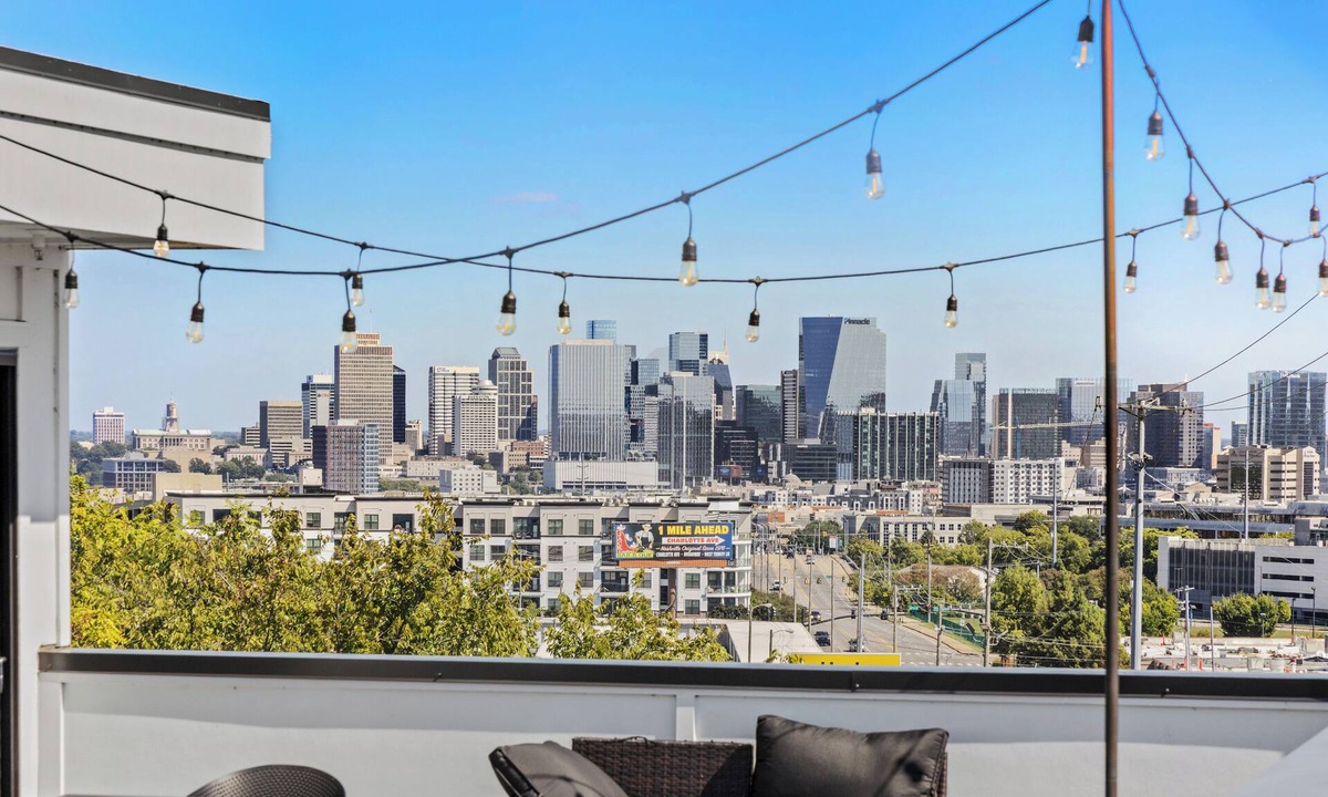 Nashville House | Downtown Luxury Close to All Attractions, Rooftop w Skyline Views, 2 Car Garage