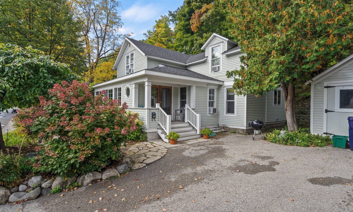 Harbor Springs House | DOWNTOWN Pet Friendly - Third Street! SKI, DINE, SWIM, SHOP!