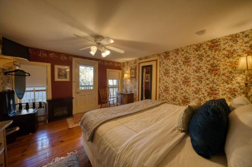 Eureka Springs Historic District House | Downtown Primrose Piedmont House