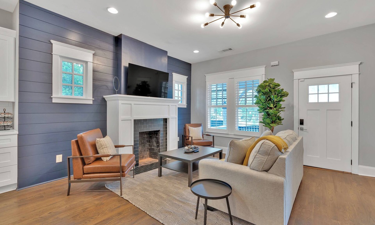 West End House | Downtown Private House 3 BR 2 BA, King & Queen Beds, Large Yard & Pet Friendly