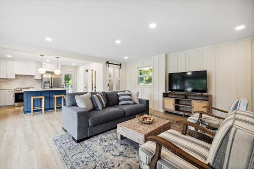 Friendsville House | Dreamy Skipping Stone Lake House