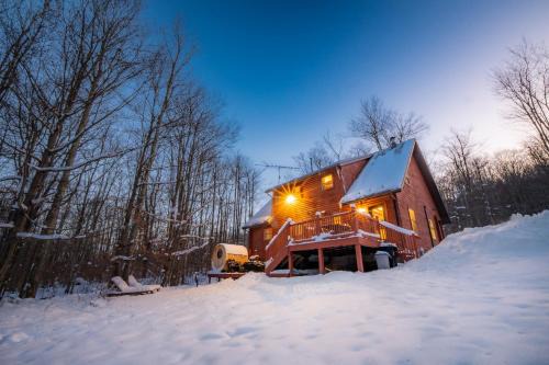 Davis House | Driftland Cabin sauna, hot tub, pizza oven