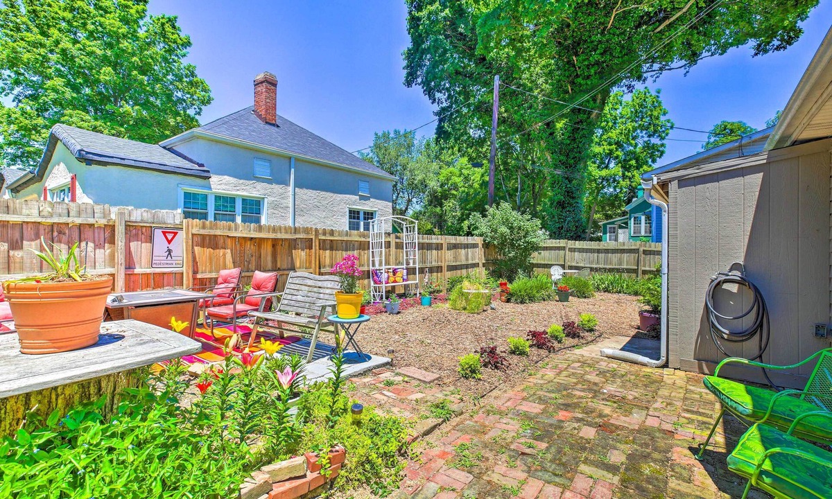 Elizabethtown House | Dtwn Elizabethtown Home w/Fire Pit & Gas Grill!