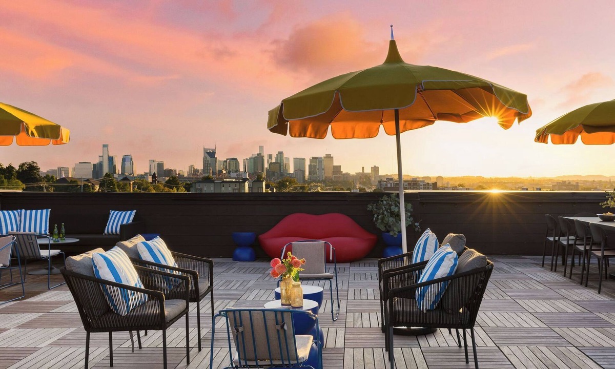Historic Edgefield Cottage | Dual Bachelor Pads w/ Rooftop Lounge & Games Sleeps 26 5 Min to Broadway