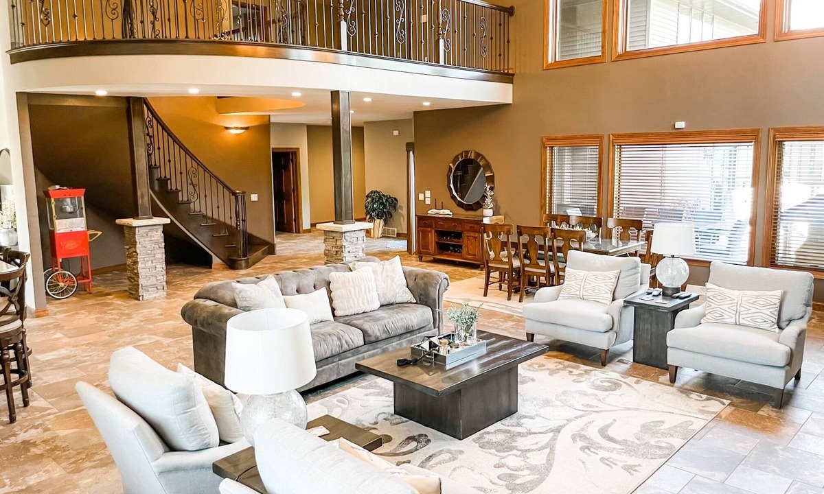 Butte Des Morts House | EAA Availability - Modern estate with entertaining space & inground pool
